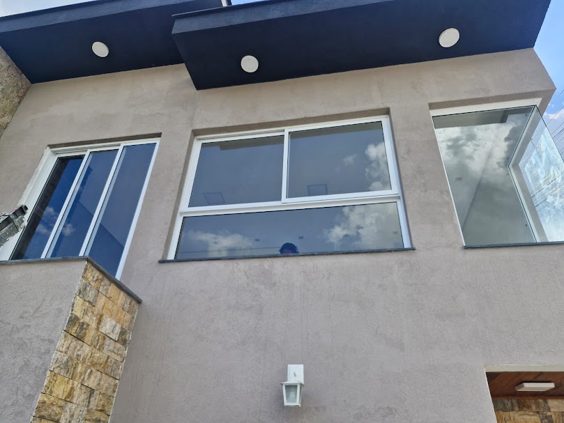 Fachada de casa com janelas de alumínio branco sob medida
